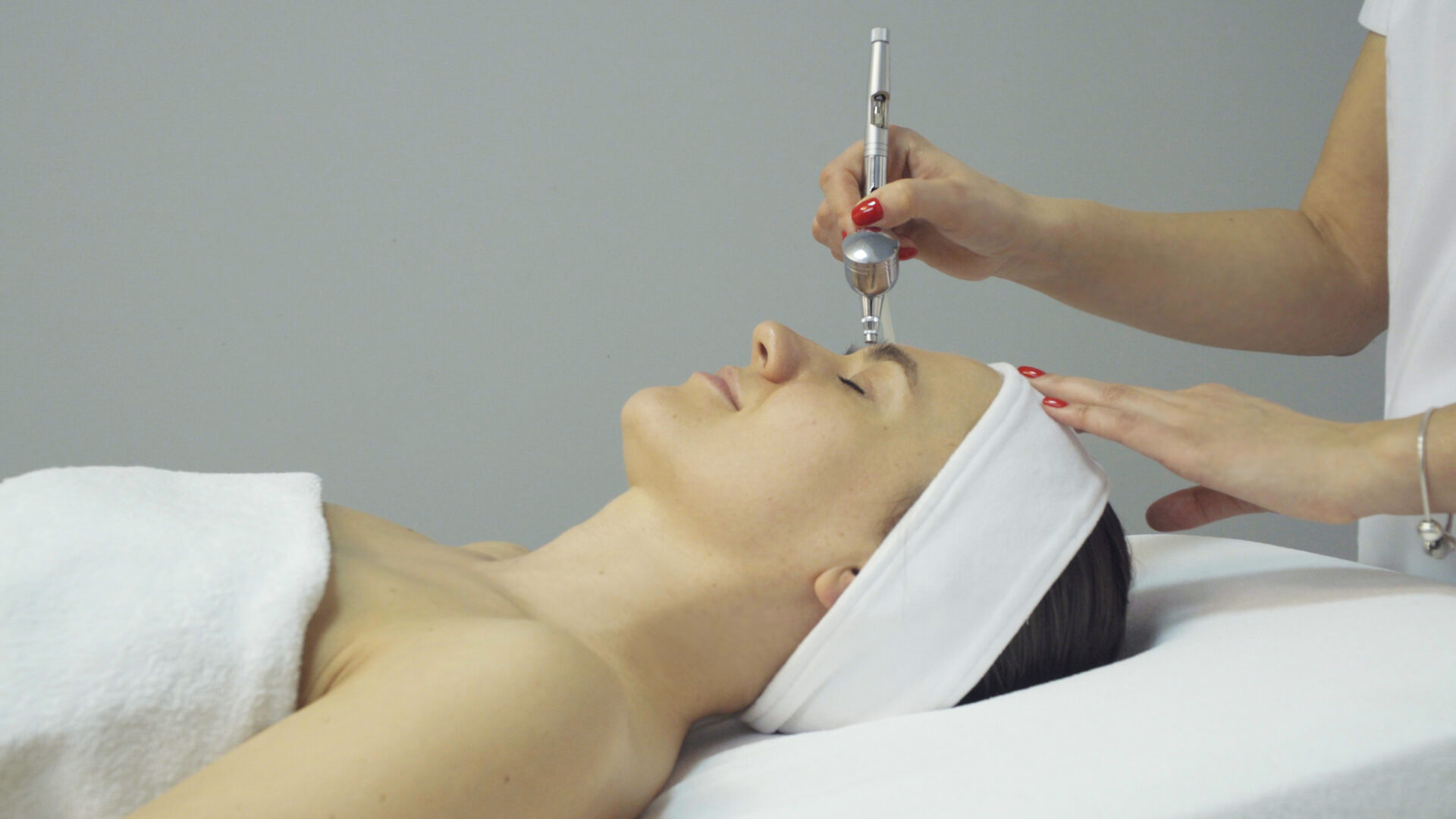 Face,Of,Woman,Having,Oxygen,Facial,Treatment,In,Beauty,Salon,