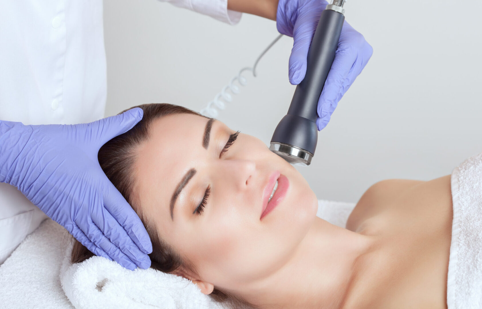 The,Cosmetologist,Makes,The,Ultrasonic,Cleaning,Procedure,Of,The,Facial